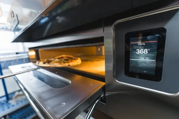 Положить Пиццу Кожурой Современную Электрическую Печь Процесс Приготовления Пиццы Высокое Лицензионные Стоковые Изображения