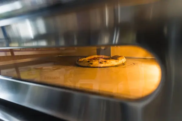 Ujęcie Pieczenia Pizzy Piekarniku Elektrycznym Koncepcja Restauracji Kuchnia Włoska Wysokiej Obraz Stockowy