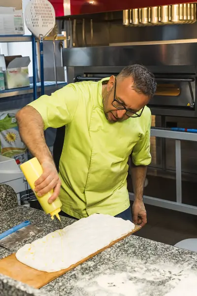 レストランのキッチンでピザを作る パン屋のコンセプト 高品質の写真 ロイヤリティフリーのストック写真