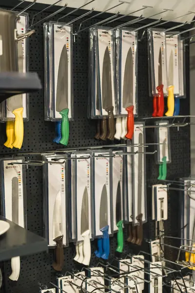 Noże Kuchenne Umieszczone Ścianie Supermarkecie Wysokiej Jakości Zdjęcie Zdjęcie Stockowe