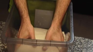 Pizza için hamur hazırlayan yetenekli şef, pizza yapma süreci, erkek ellerine odaklan. Yüksek kalite 4k görüntü