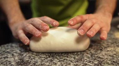 Ellerin hamuru un içinde pişiriyor, mutfakta çalışıyor. Yüksek kalite 4k görüntü