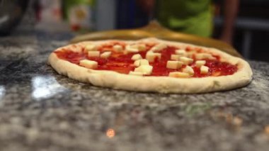 Margherita adında kabuklu gerçek bir Napoli İtalyan pizzası almak. Yüksek kalite 4k görüntü