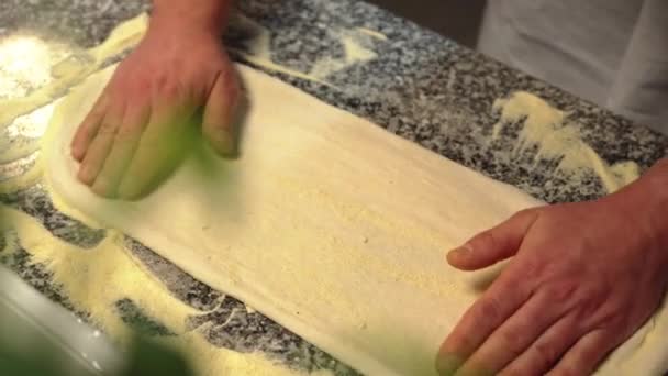 Hände Dehnen Pizzateig Auf Bemehlter Oberfläche Fachkundiger Umgang Mit Traditioneller — Stockvideo
