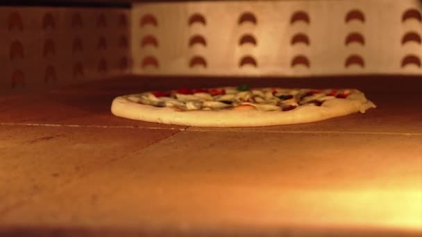 オーブンでピザを焼く ピザ屋のキッチン イタリア料理のコンセプト 高品質の4K映像 — ストック動画