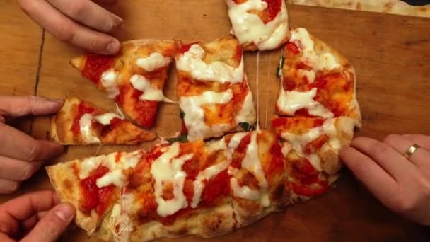 Handen Nemen Gesneden Pizza Stukken Italiaanse Keuken Hoge Kwaliteit Beeldmateriaal — Stockvideo