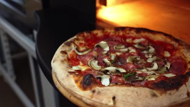 Pizza Com Cogumelos Carne Forno Elétrico Cozinha Restaurante Imagens Alta — Vídeo de Stock