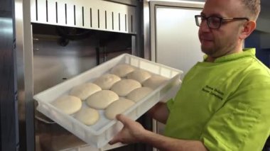 Pizza yapmak için pizza topları hazırlamak, dolaptaki hamuru yenilemek. Yüksek kalite 4k görüntü