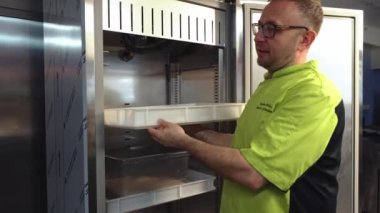 Dolaptan pizza toplarını çıkarıyorum, profesyonel şef. Yüksek kalite 4k görüntü