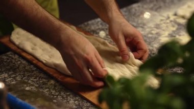 Şeflerin ellerinin pizza hamuru yoğurup, pizza yaparken çekilmiş bir fotoğrafı. Yüksek kalite 4k görüntü
