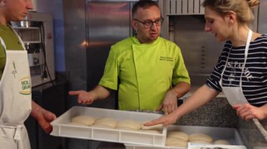 Hazır olup olmadıklarını kontrol etmek, pizza pişirmeden önce işleme tabi tutmak. Yüksek kalite 4k görüntü