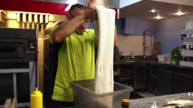 Pizza için hamur hazırlamak, restoranın mutfağında hamur yoğurmak. Yüksek kalite 4k görüntü