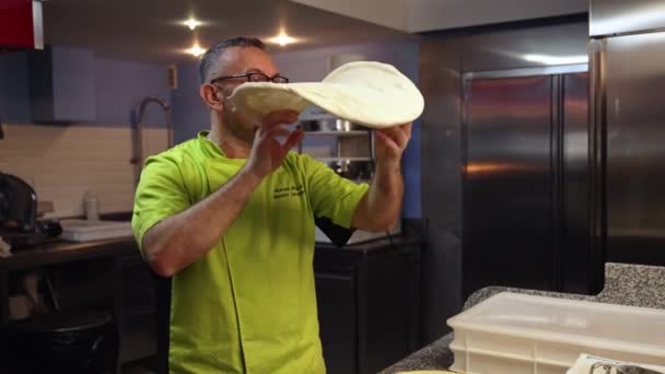 Chef Experiente Preparando Massa Para Pizza Rolando Com Mãos Vomitando — Vídeo de Stock