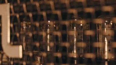 Gitar amplifikatöründeki elektron tüpleri, müzik aletleri için modern tüp amplifikatörü. Yüksek kalite 4k görüntü