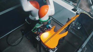 Robot kolu, modern teknoloji ve müzik konsepti kullanarak gitarın boyasını kontrol etmek. Yüksek kalite 4k görüntü