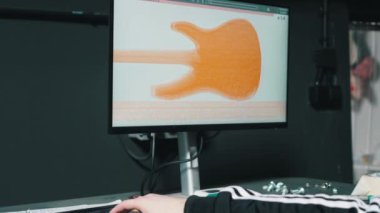 Gitar kalitesi kontrolü, gitarı test etmek. Yüksek kalite 4k görüntü