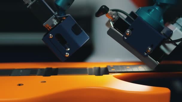 Detailní Záběr Ramene Robota Při Kontrole Žluté Kytary Hudebního Nástroje — Stock video