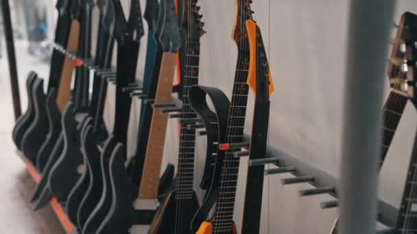 Guitarer Workshop Guitarer Med Forskellige Former Mønstre Typer Hængende Væggen – Stock-video