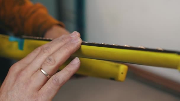Κοντινό Πλάνο Χεριών Που Αγγίζουν Κίτρινη Κιθάρα Υψηλής Ποιότητας Πλάνα — Αρχείο Βίντεο
