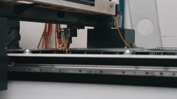Corte Máquina Laser Chapa Metálica Faíscas Voam Partir Laser Por — Vídeo de Stock