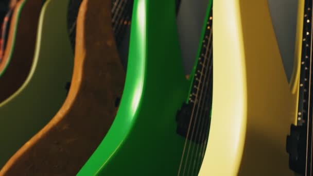 Крупним Планом Барвисті Бас Гітари Біля Стіни Музичній Студії Сучасні — стокове відео