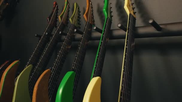 Різні Кольорові Гітари Музичній Студії Музична Концепція Високоякісні Кадри — стокове відео