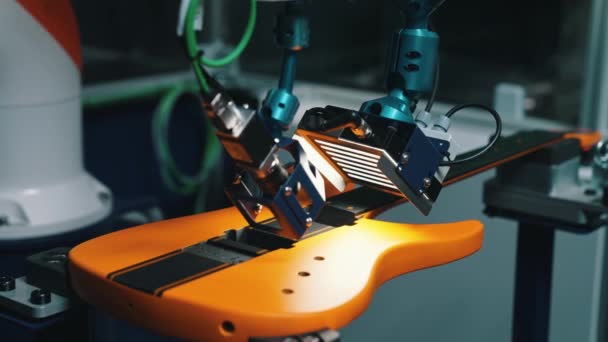 Detailní Záběr Ramene Robota Při Kontrole Žluté Kytary Hudebního Nástroje — Stock video