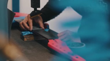 Gitar çalan bir adam, gitar yapan bir konsept. Yüksek kalite 4k görüntü
