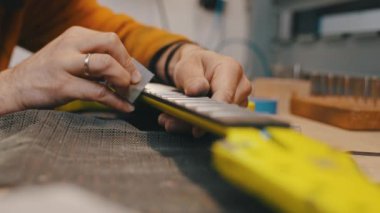 İşçi atölyedeki gitarla ilgili küçük detayları hallediyor. Yüksek kalite 4k görüntü