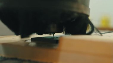 İpliği kesen makinenin yakın plan çekimi. Yüksek kalite 4k görüntü