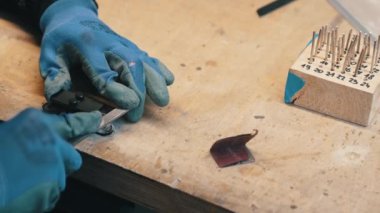 Gitar eklemeden önce tahta küpün içine gitar perdeleri yerleştirilmiş. Yüksek kalite 4k görüntü
