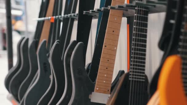 Tucty Kytar Společně Stěny Továrně Před Dokončením Jejich Výroby Vysoce — Stock video