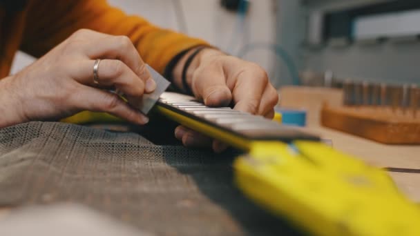 Pracovník Dělá Drobné Detaily Kytaru Dílně Vysoce Kvalitní Záběry — Stock video