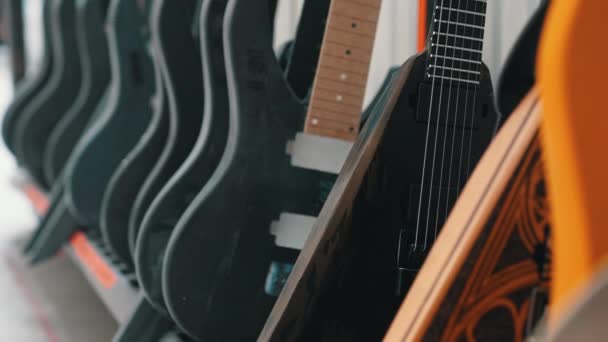 Загальний Вигляд Гітарної Фабрики Висячими Різними Типами Гітар Високоякісні Кадри — стокове відео