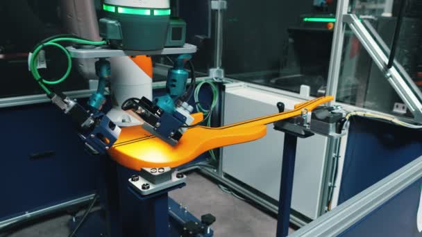 Robotické Rameno Kontroluje Barvu Kytary Továrně Výroba Kytar Vysoce Kvalitní — Stock video