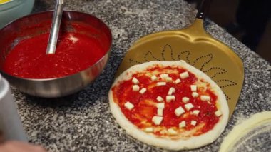  Mutfakta pişirme ve pişirme süreci, fırında pizza yemek. Yüksek kalite 4k görüntü