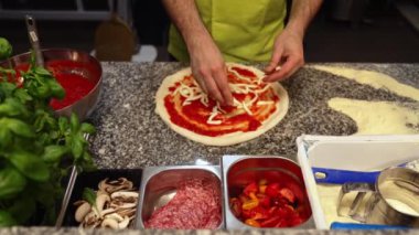 Bir adamın pizza, italyan mutfağı ve yemek hazırlarken yakın plan çekimi. Yüksek kalite 4k görüntü