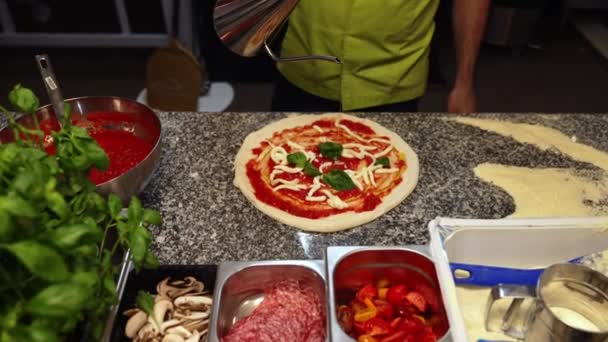 Chef Adicionando Últimos Ingredientes Para Pizza Para Assá Forno Padaria — Vídeo de Stock
