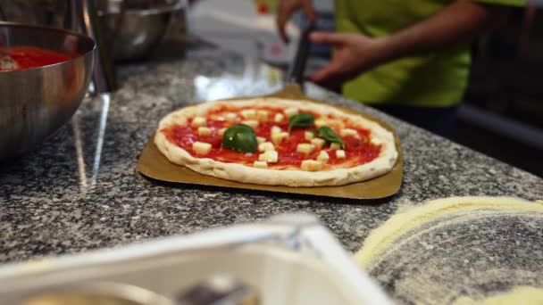 イタリアのピザコンセプト ベーカリー 電気オーブンに入れるピザの準備 高品質の4K映像 — ストック動画