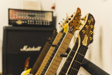 Arka planda gitar başlıkları ve ses yükselticileri var. Yüksek kalite fotoğraf