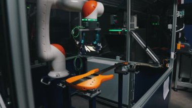 Robot kol ışıklandırması görüntüsü ve gitardaki boyayı kontrol etmek, detayları kontrol etmek. Yüksek kalite 4k görüntü