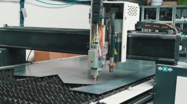 Fabrikadaki CNC lazer kesme işlemi. Yüksek kalite 4k görüntü
