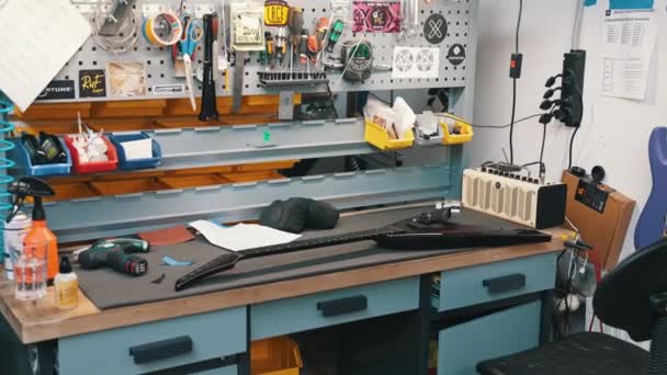 Reperation Electric Guitar Workshop Working Table High Quality Footage — Vídeos de Stock
