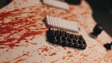 Kırmızı benekli beyaz gitar, müzik aleti konsepti, yakın çekim. Yüksek kalite 4k görüntü