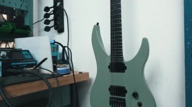 Stüdyoda elektro gitar asılıydı. Yüksek kalite 4k görüntü