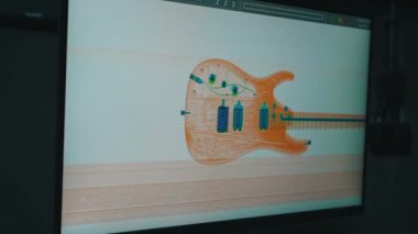 Bilgisayar ekranındaki gitarın x ışını. Yüksek kalite 4k görüntü