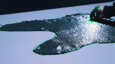 Kalite kontrol, gitar gövdesi yapımında kullanılan karbon fiber. Yüksek kalite 4k görüntü