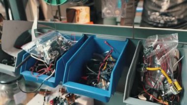 Atölyedeki küçük detaylarla dolu rafların yakın çekimi. Yüksek kalite 4k görüntü