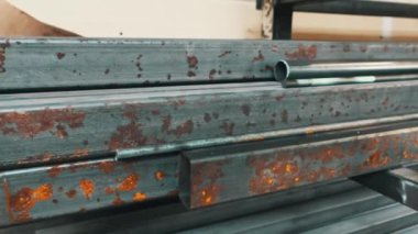 Fabrikadaki hasarlı irol yığınlarını yakından çek. Yüksek kalite 4k görüntü