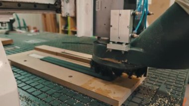 Gitar klavyesinde çalışan makinenin yakın çekimi. Yüksek kalite 4k görüntü